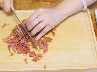 6、自制XO瑶柱酱,把火腿的肥肉和皮去掉，把瘦肉切碎