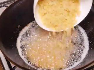 7、自制XO瑶柱酱,热锅烧油，中下火炸干贝丝约5分钟，倒入海米碎搅拌