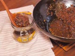 12、自制XO瑶柱酱,取一个干净的瓶子装瑶柱酱，密封室温存放3-5天