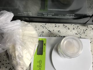 1、芝麻蜂蜜包,准备材料包子皮