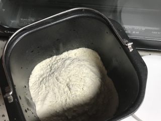 3、芝麻蜂蜜包,放入面包机