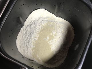 5、芝麻蜂蜜包,放入面包机
