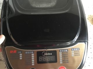 7、芝麻蜂蜜包,倒入水后开启发酵功能（不用面包机的话 同等量混合均匀手揉也是一样的 ）