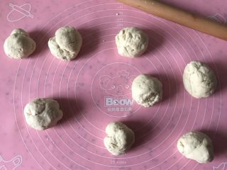 12、芝麻蜂蜜包,分成同等量 接下来做包子馅