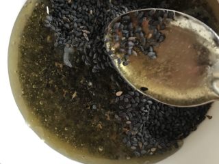 15、芝麻蜂蜜包,芝麻加入适量蜂蜜