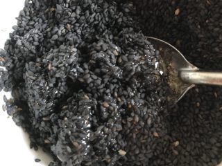 16、芝麻蜂蜜包,搅拌均匀