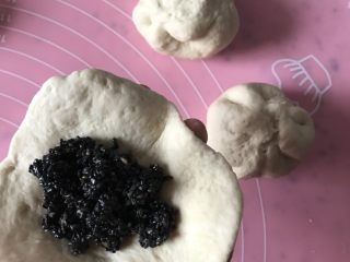 20、芝麻蜂蜜包,第二张 圆形包子 馅料放中间 边角捏起来