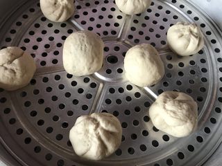 22、芝麻蜂蜜包,放入包好的包子进行第一次发酵 十分钟左右 （因室温不同 待包子发酵到两倍大就可以开火蒸了）盖上盖子哟