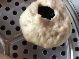 23、芝麻蜂蜜包,大火十分钟关火 不要开盖 十分钟后再开盖 就这样可以食用了