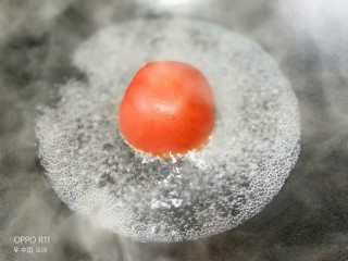 1、西红柿海角面,锅里水烧开放入西红柿烫一会儿