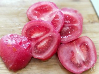 2、西红柿海角面,烫好的西红柿去皮，切厚块儿