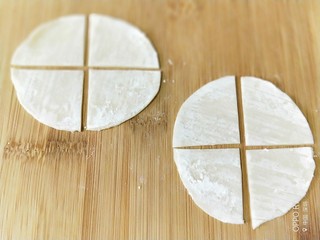 4、西红柿海角面,饺子皮均匀切成四份