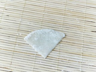 5、西红柿海角面,取一块儿放在寿司连上用力按压，压出印痕