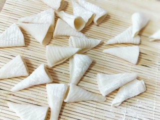 7、西红柿海角面,边缘沾一点水卷成锥形，成海角状