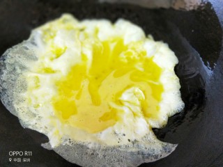 9、西红柿海角面,锅里热油倒入鸡蛋液