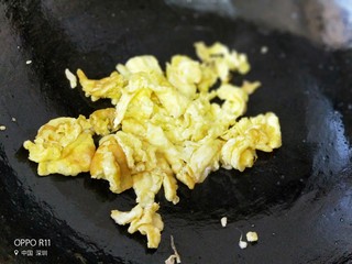 10、西红柿海角面,鸡蛋煎得焦黄铲成小块儿装盘备用