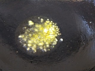 11、西红柿海角面,油烧热放入蒜末炸香