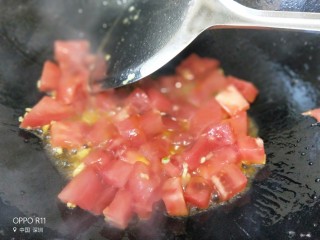 12、西红柿海角面,下西红柿翻炒出汁