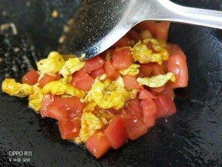 13、西红柿海角面,再放煎好的鸡蛋翻炒一会儿