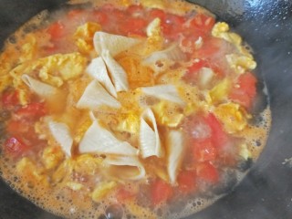 15、西红柿海角面,放入海角面煮熟后加适量盐调味