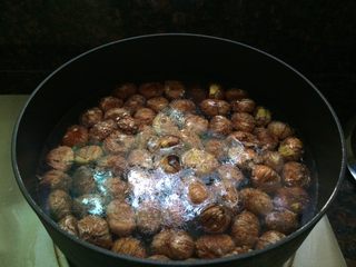 2、焦糖海盐栗子酱,先处理栗子皮，栗子放锅里再倒入适量的水，能浸泡到栗子就行。