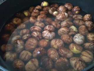 3、焦糖海盐栗子酱,加入冷水冷却，马上剥去外皮，很好剥的。