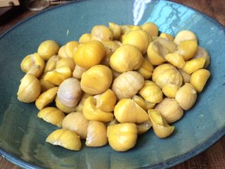 4、焦糖海盐栗子酱,剥好的栗子，每颗色泽很美，黄澄澄的。