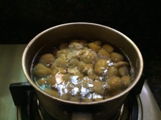 5、焦糖海盐栗子酱,再把栗子倒入锅中，加入水，可以多一些，大火烧开，转中火煮半小时。