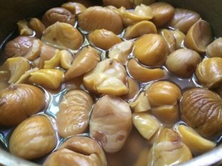 6、焦糖海盐栗子酱,用手捏，软烂的程度就可以。