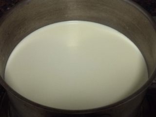 17、焦糖海盐栗子酱,淡奶油倒入小锅小火煮沸即可