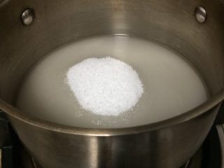 18、焦糖海盐栗子酱,水和糖倒入厚底锅中，小火煮，不要搅拌。