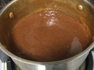 23、焦糖海盐栗子酱,加入煮沸的淡奶油，小心操作哈，焦糖温度很高，淡奶油一点点倒入，小心被喷溅到啊，最好带高温手套。这个过程两只手都在忙，没法拍的，搅拌均匀。