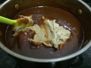 26、焦糖海盐栗子酱,倒入焦糖锅中，混合均匀即可。