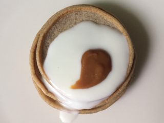 30、焦糖海盐栗子酱,黑麦松饼淋上酸奶，再抹上一点点焦糖海盐酱，好香！