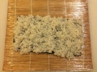 2、????寿司反卷天妇罗虾,寿司饭均匀铺满紫菜