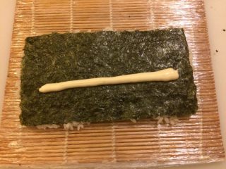 4、????寿司反卷天妇罗虾,把饭反过来挤沙拉酱在上面