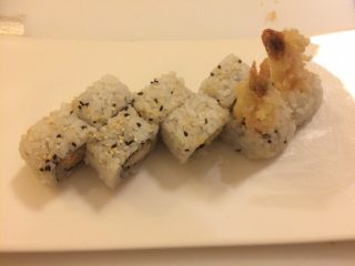 7、????寿司反卷天妇罗虾,切好摆盘