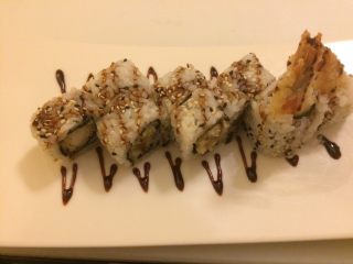 8、????寿司反卷天妇罗虾,洒上鳗鱼汁水