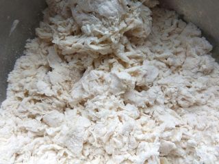 1、家常三鲜小馄饨,普通面粉中逐次加入适量水，用筷子拌成雪花状。冷水或者温水都可以。