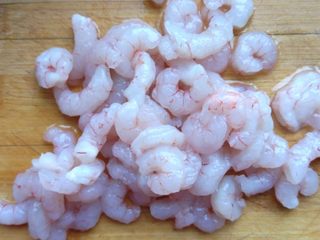 3、家常三鲜小馄饨,饧面的同时拌制馅料。虾仁洗净，去沙线，切成几段。也可以剁成泥，这个看个人喜好吧。