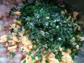 6、家常三鲜小馄饨, 韭菜洗净切碎，和虾仁，鸡蛋碎，葱花儿拌在一起，加适量植物油和鸡粉调匀。这样分别调味，能避免韭菜加盐后出汁，