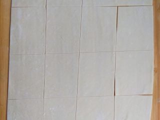 7、家常三鲜小馄饨,取一块儿面团，擀成薄片，先纵向切成宽度相当的片，再横向切，这样就切出方形的面片。