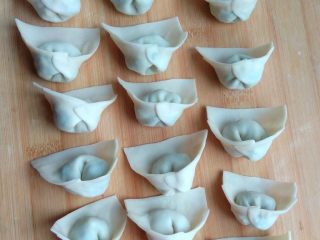 11、家常三鲜小馄饨,包馄饨的同时，锅里加高汤、水、葱花、盐和生抽，小火煮沸。没有高汤的话，用半个家乐浓汤宝也可以，或者清汤也很好吃。