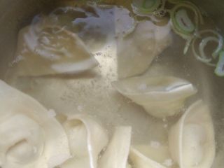 12、家常三鲜小馄饨,将包好的馄饨放入汤中煮，中途一直小火，或者像煮饺子那样，沿锅边点两次冷水，直到浮起煮透。