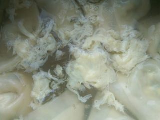 13、家常三鲜小馄饨,出锅前加少许紫菜，将加了盐的蛋液打成蛋花即可。