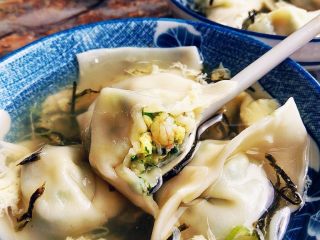 14、家常三鲜小馄饨,紫菜我用的是包寿司的烤紫菜，剪了些细条，放进汤里很容易熟。