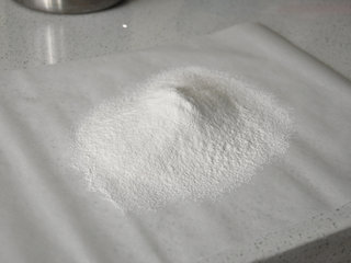 1、西班牙油条——吉拿果,低筋面粉过筛备用。