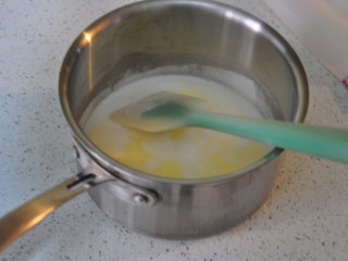 3、西班牙油条——吉拿果,将锅放到炉火上加热至沸腾。