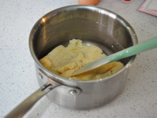 5、西班牙油条——吉拿果,用刮刀快速搅拌均匀。