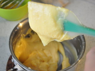 9、西班牙油条——吉拿果,直至面糊表面光滑,用刮刀提起后呈现“倒三角”状即可。